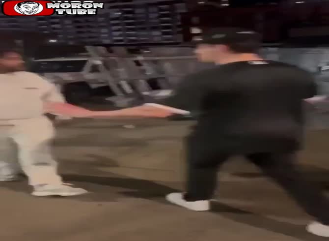 Video: He fights in a pub with a broken bottle